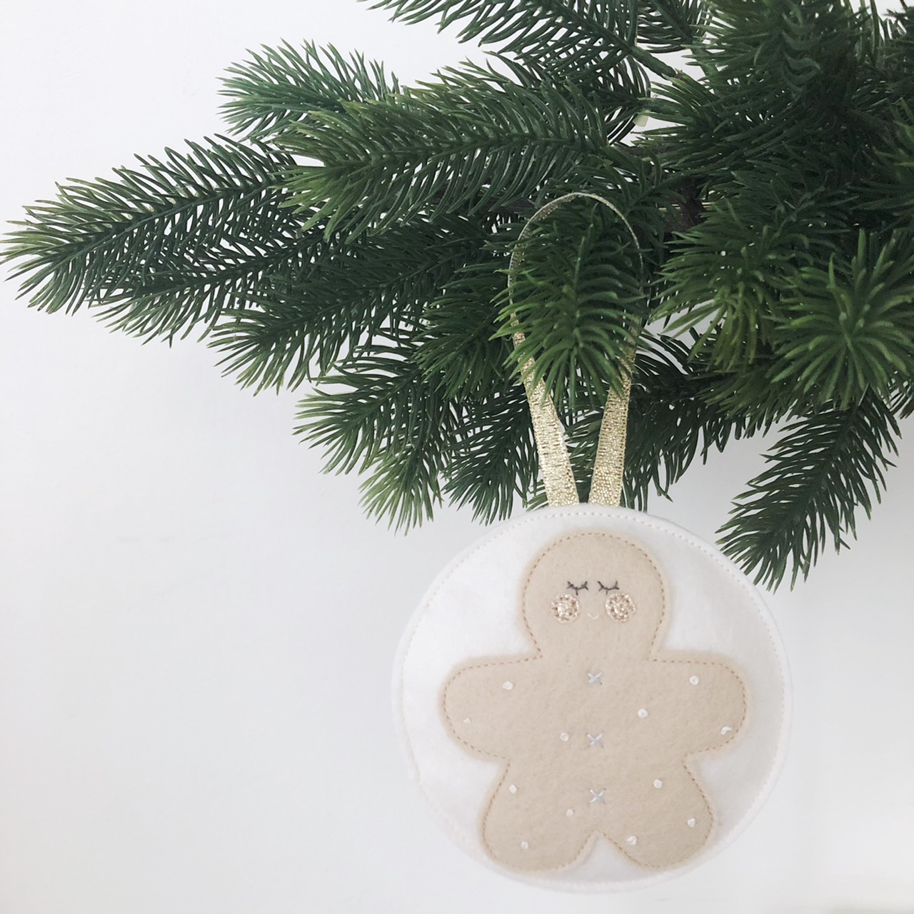 Kerst ornament pastelblauw gingerbread man