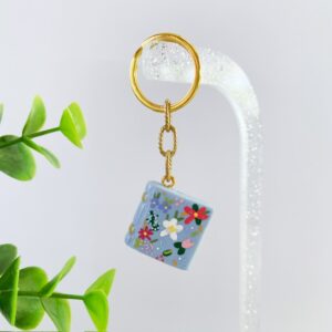Sleutelhanger boek lichtblauw bloemen
