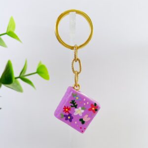 Sleutelhanger boek paars bloemen