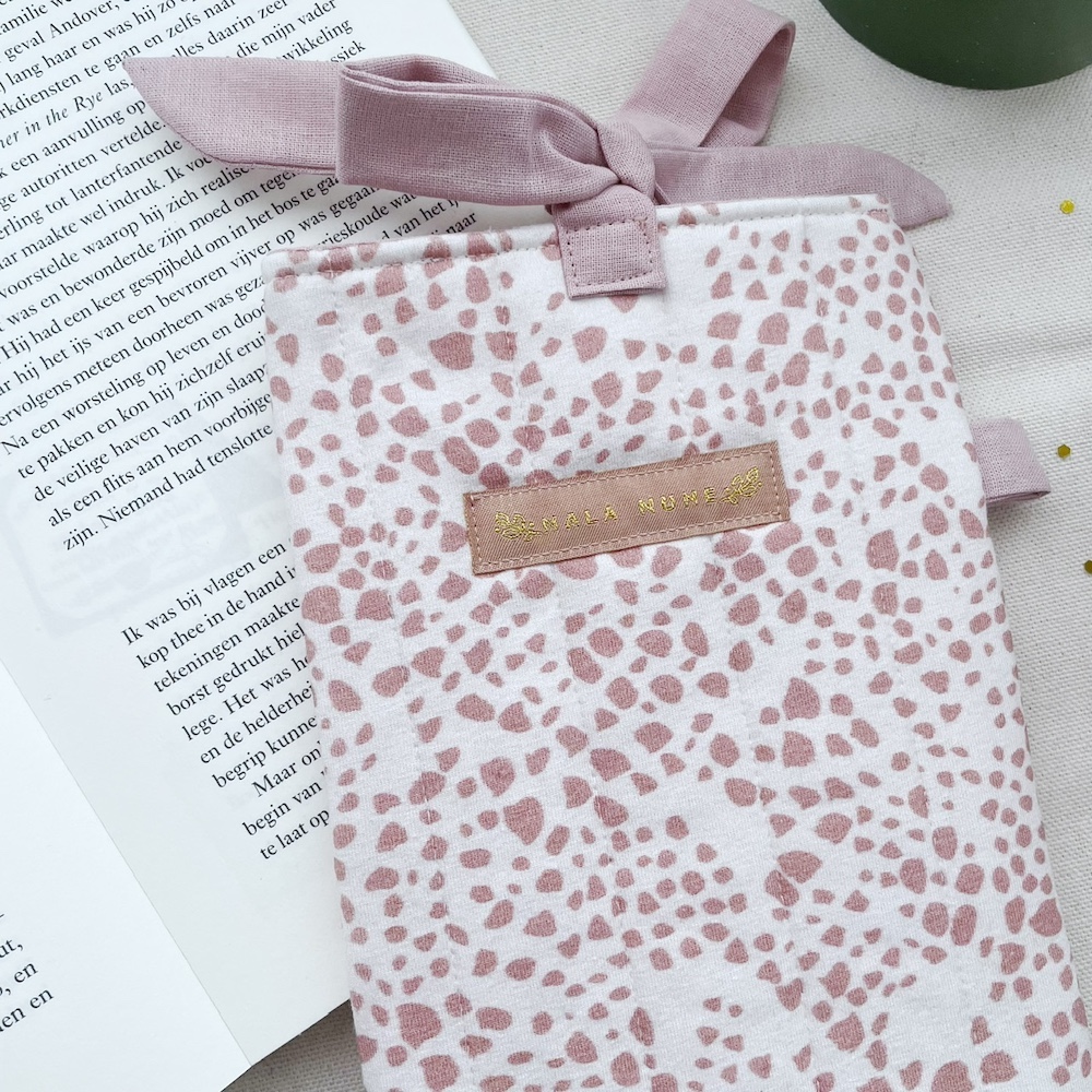 Boeken sleeve dots ecru