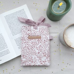 Boeken sleeve dots ecru