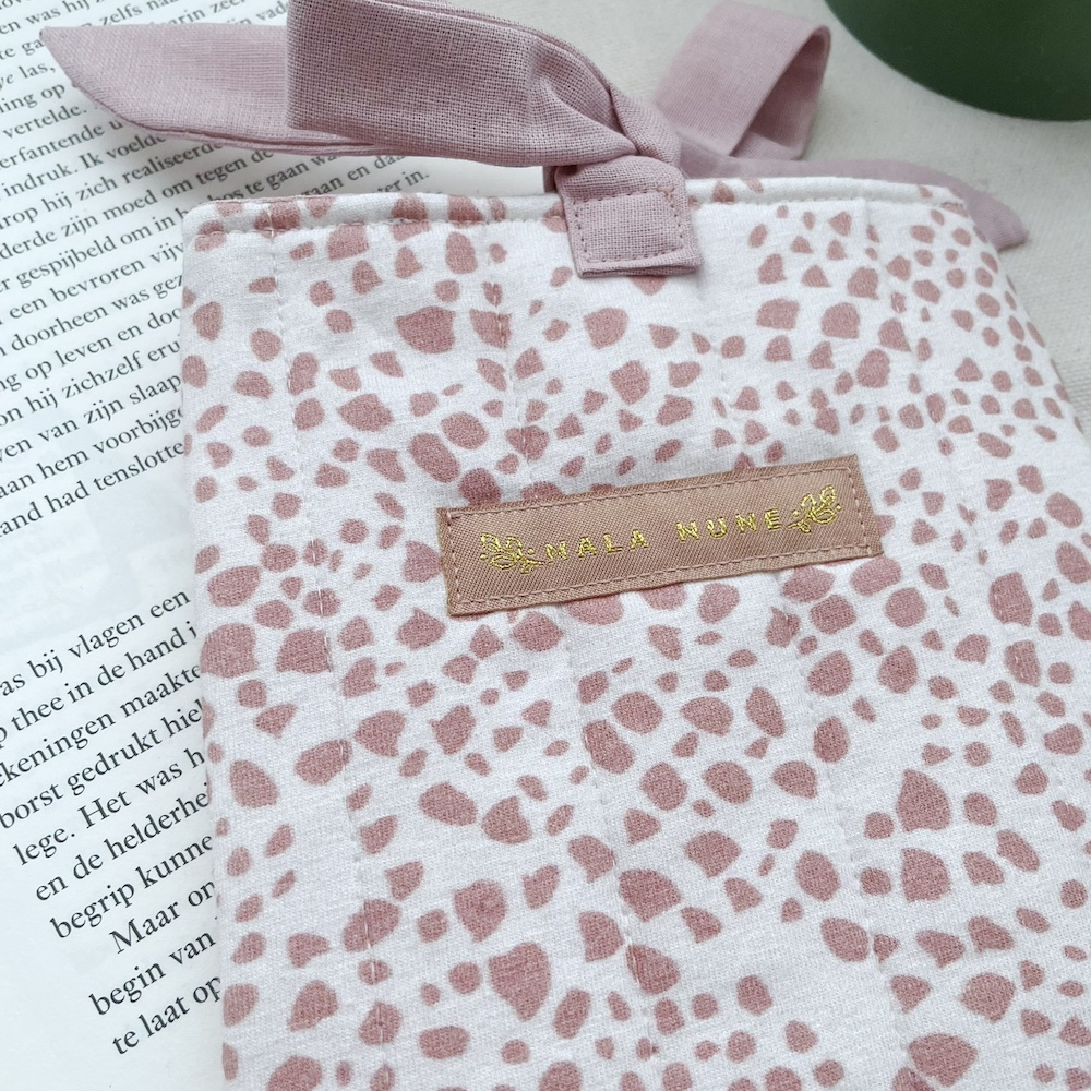 Boeken sleeve dots ecru