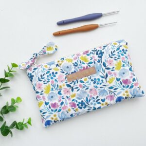 Haaknaalden etui bloemen blauw