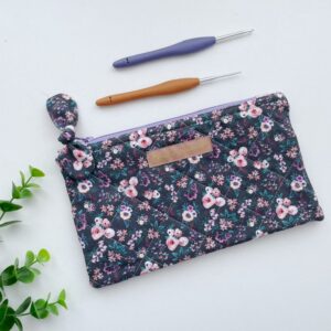 Haaknaalden etui bloemen donker