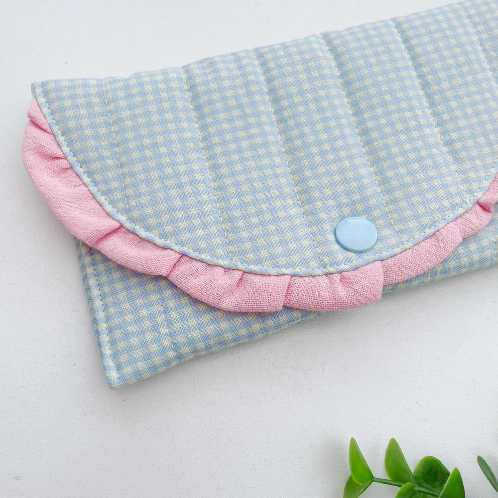 Zonnebril etui blauw geruit roze ruche