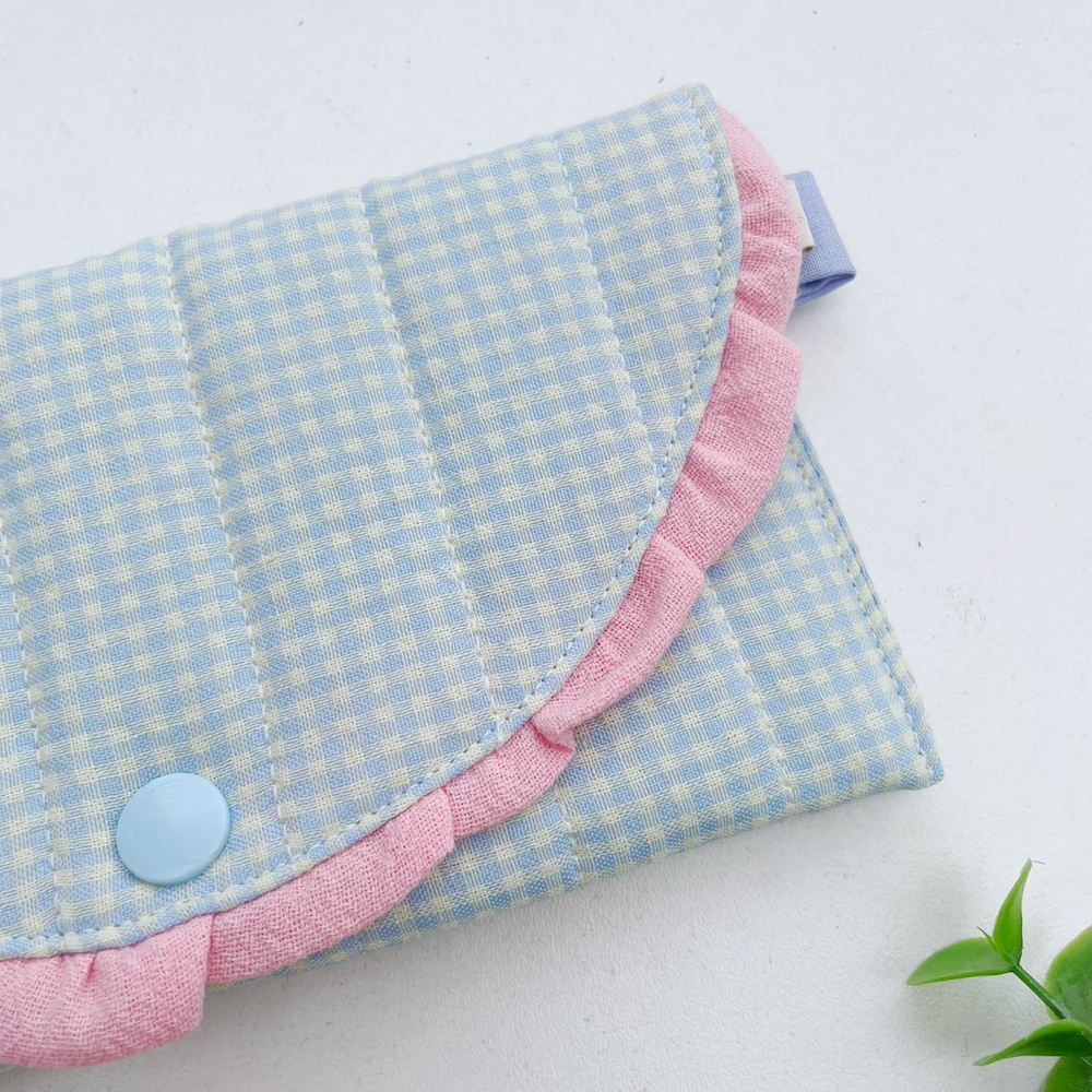 Zonnebril etui blauw geruit roze ruche