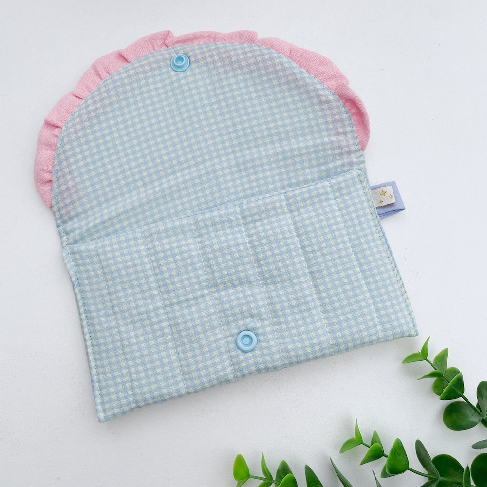 Zonnebril etui blauw geruit roze ruche
