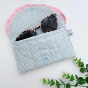 Zonnebril etui blauw geruit roze ruche