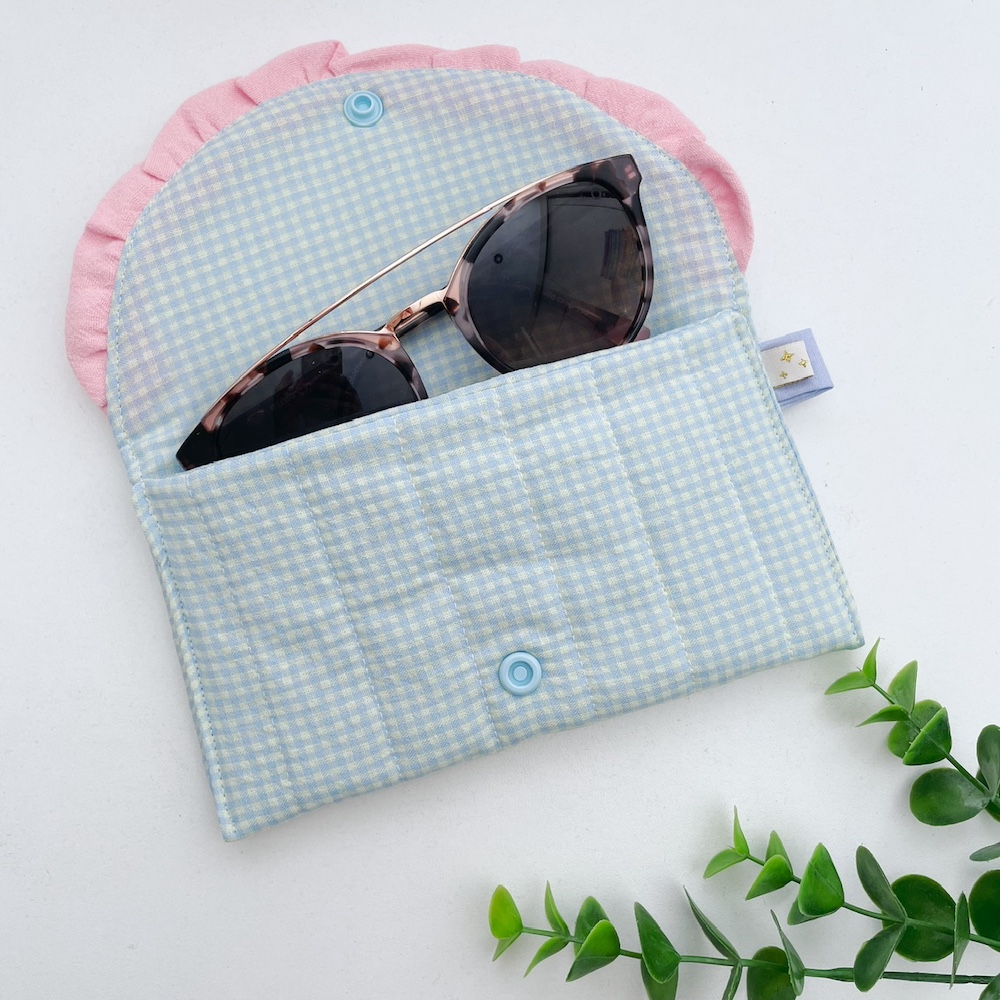 Zonnebril etui blauw geruit roze ruche