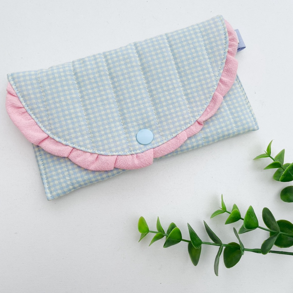 Zonnebril etui blauw geruit roze ruche