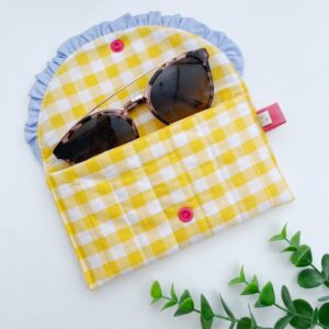 Zonnebril etui geel geruit blauw ruche