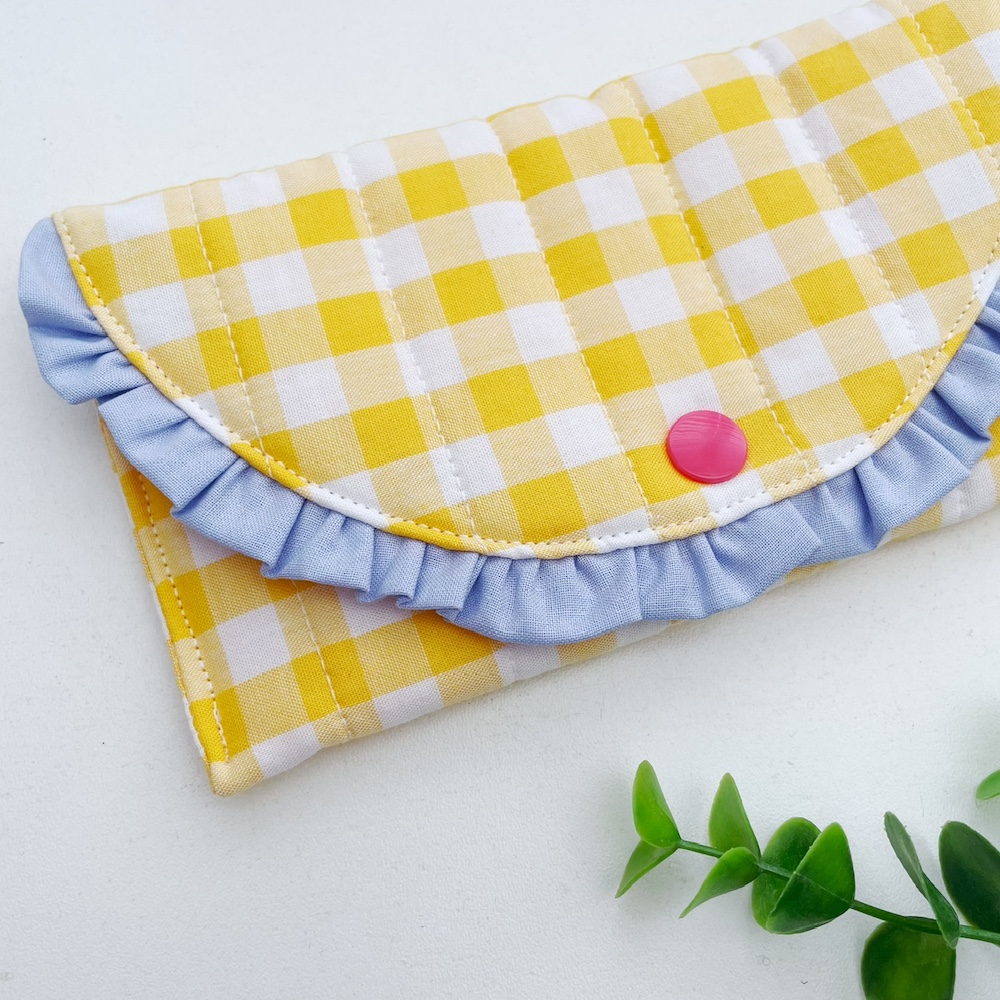 Zonnebril etui geel geruit blauw ruche