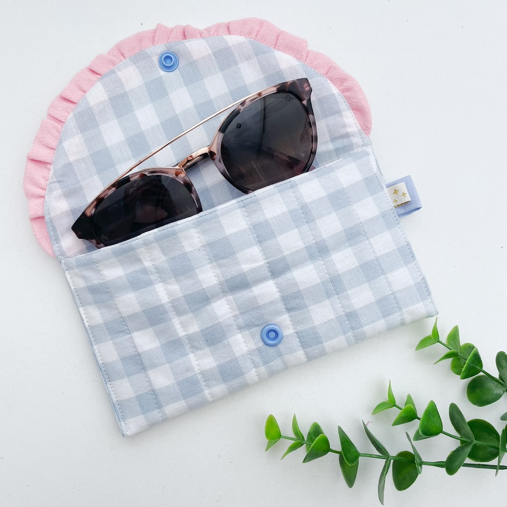 Zonnebril etui grijsblauw geruit babyroze ruche