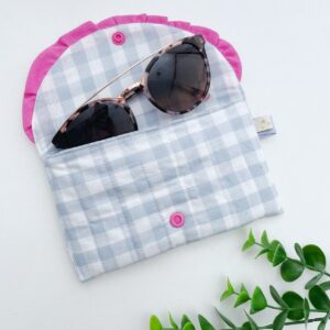 Zonnebril etui grijsblauw geruit roze ruche