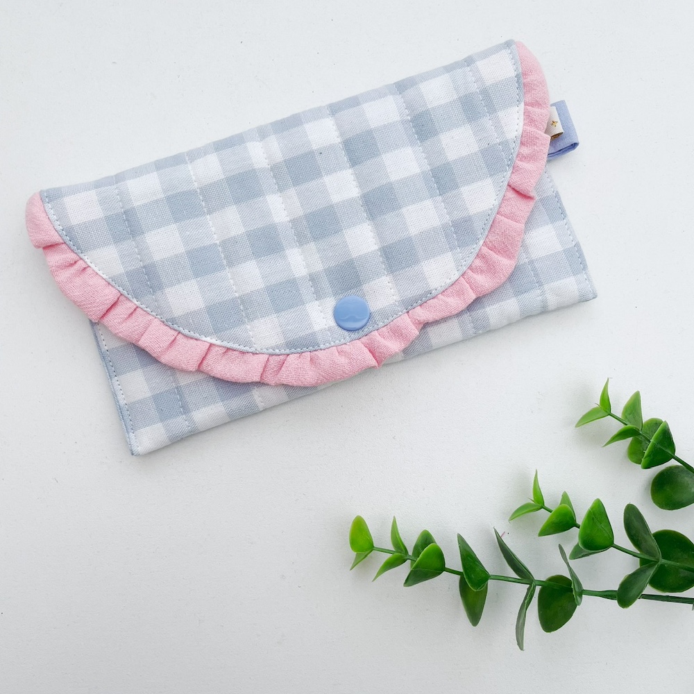 Zonnebril etui grijsblauw geruit babyroze ruche