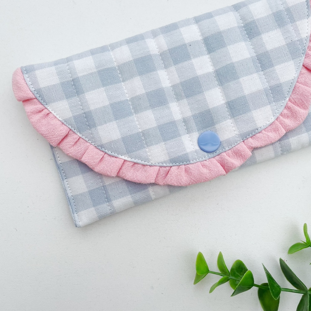 Zonnebril etui grijsblauw geruit babyroze ruche