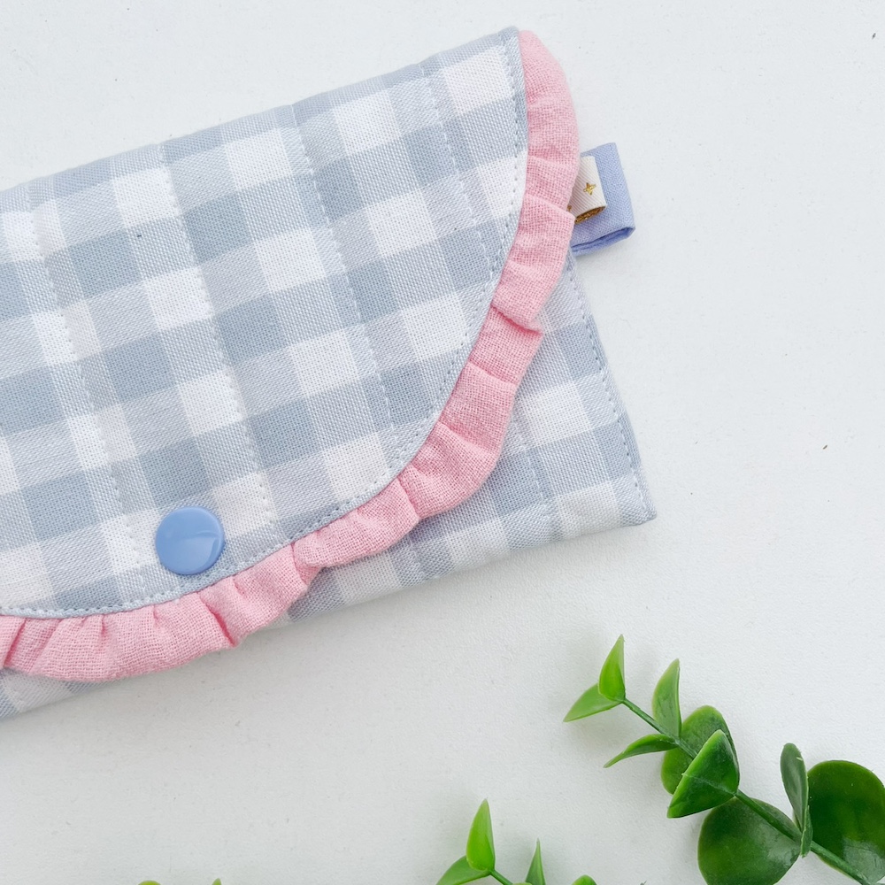 Zonnebril etui grijsblauw geruit babyroze ruche