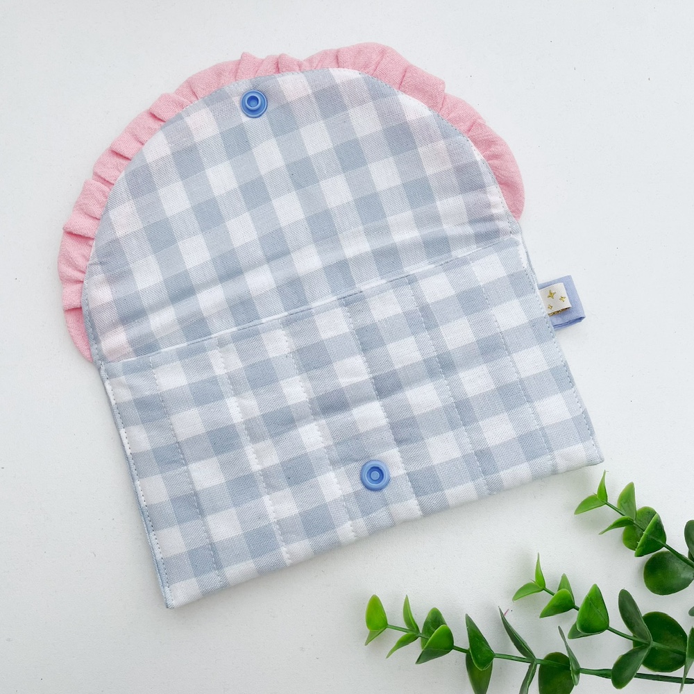 Zonnebril etui grijsblauw geruit babyroze ruche