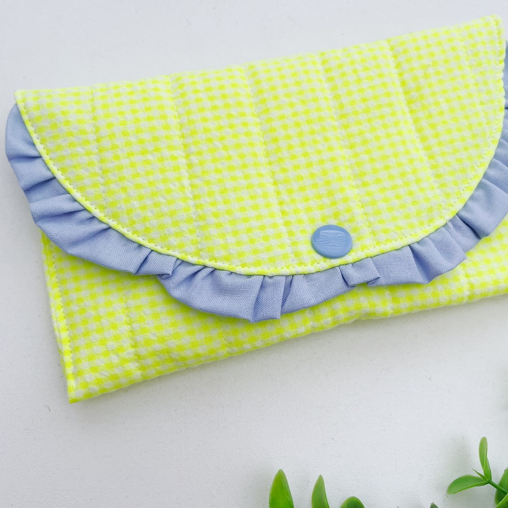 Zonnebril etui neongeel geruit blauw ruche