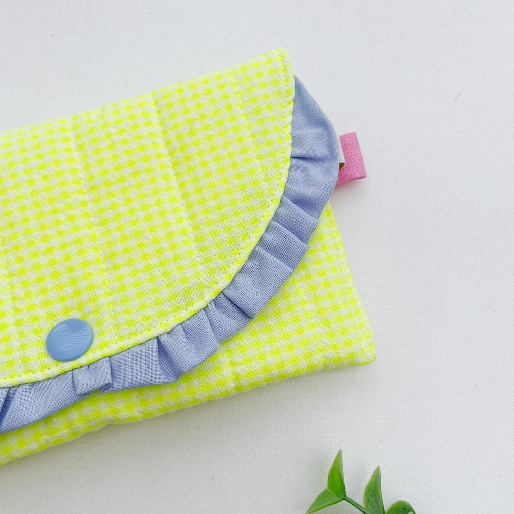 Zonnebril etui neongeel geruit blauw ruche
