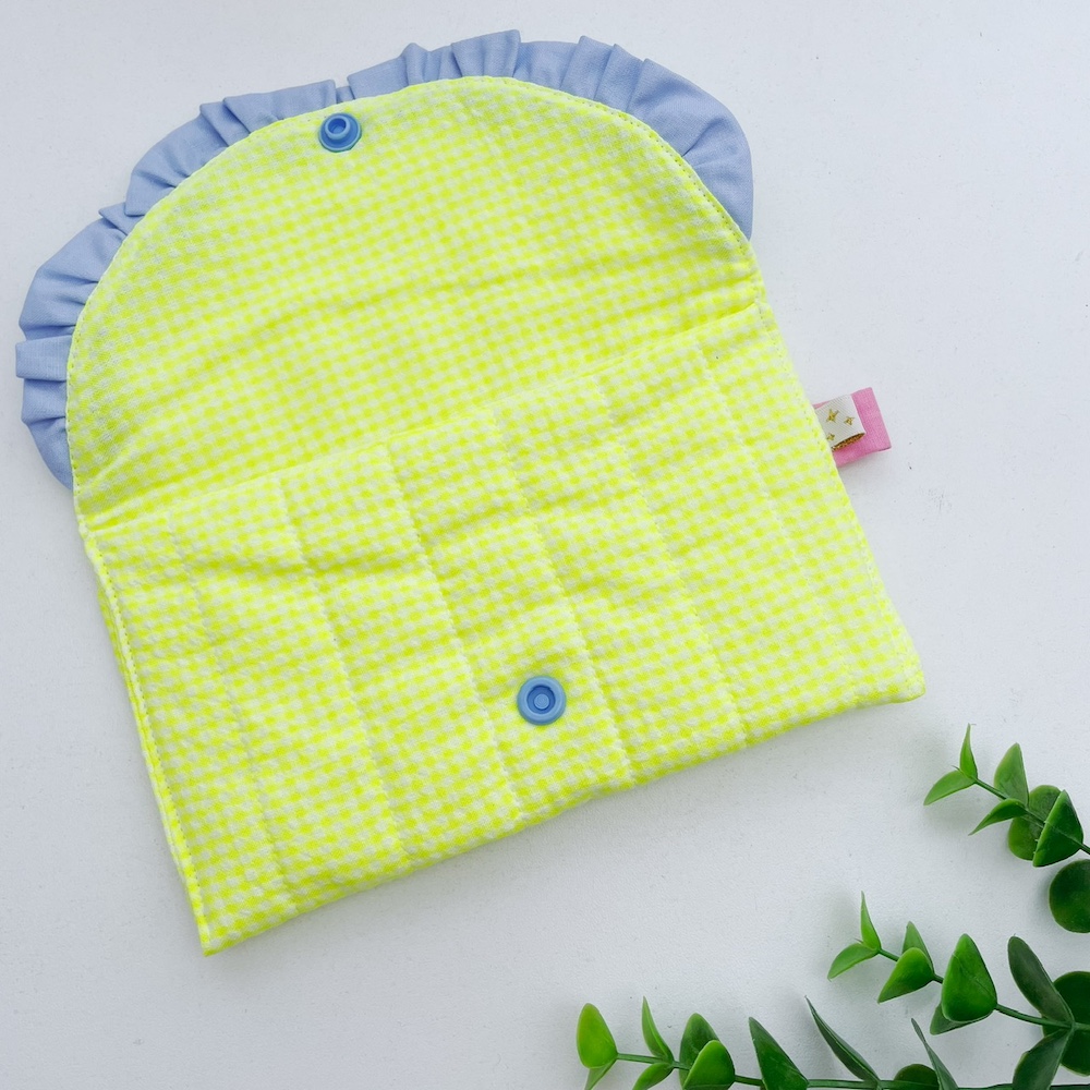 Zonnebril etui neongeel geruit blauw ruche