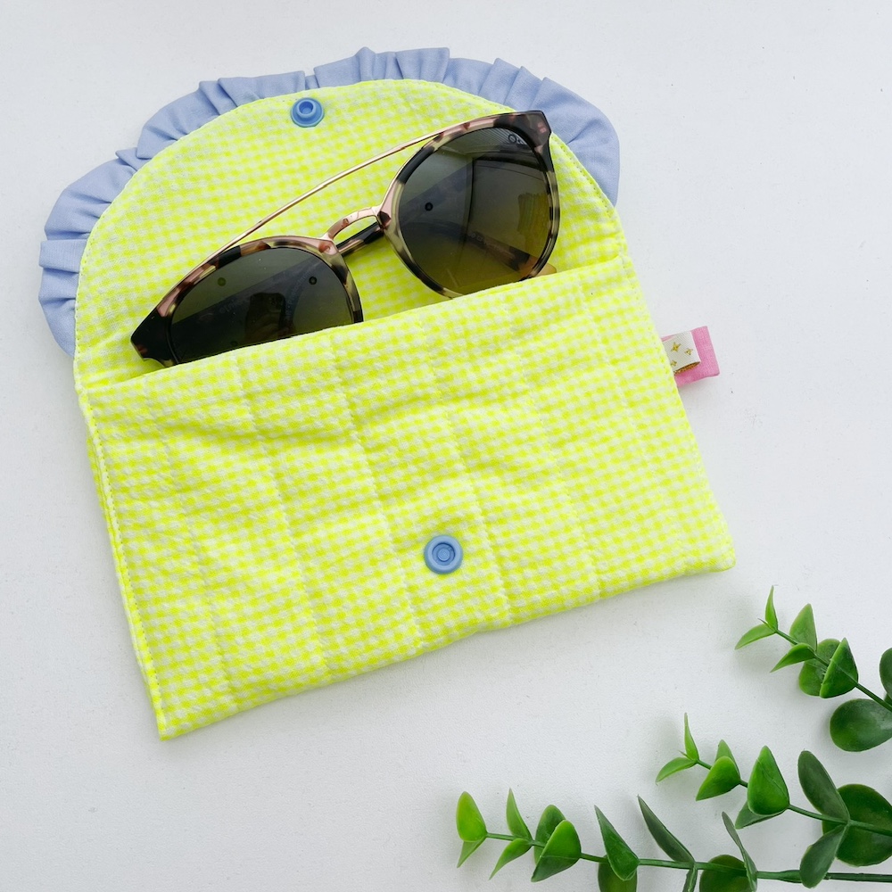Zonnebril etui neongeel geruit blauw ruche