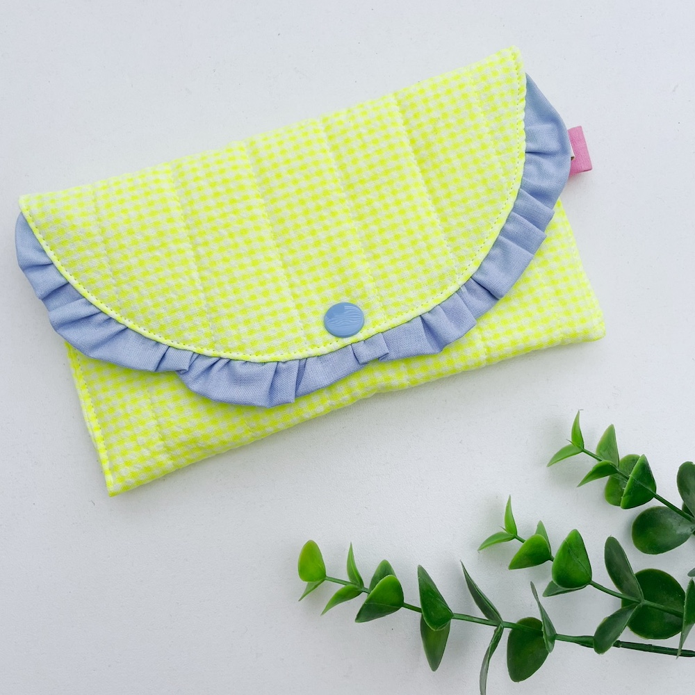 Zonnebril etui neongeel geruit blauw ruche