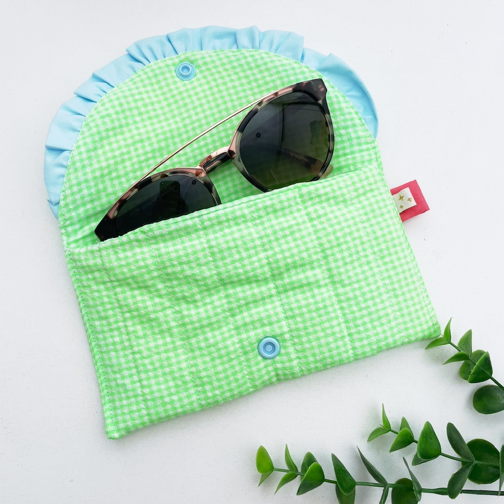 Zonnebril etui neongroen geruit blauw ruche