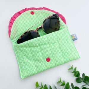 Zonnebril etui neongroen geruit roze ruche