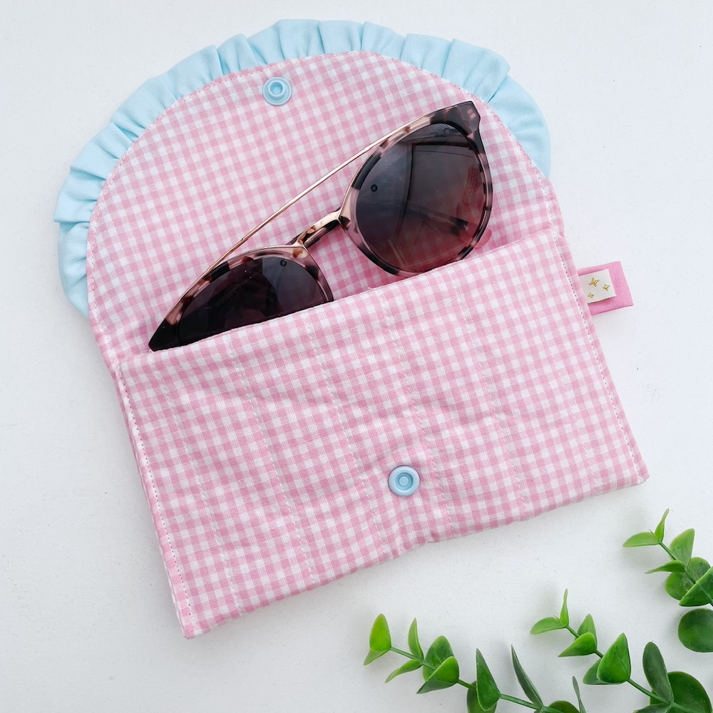 Zonnebril etui roze geruit blauw ruche
