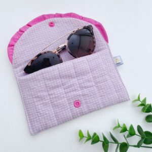 Zonnebril etui lavendel geruit roze ruche