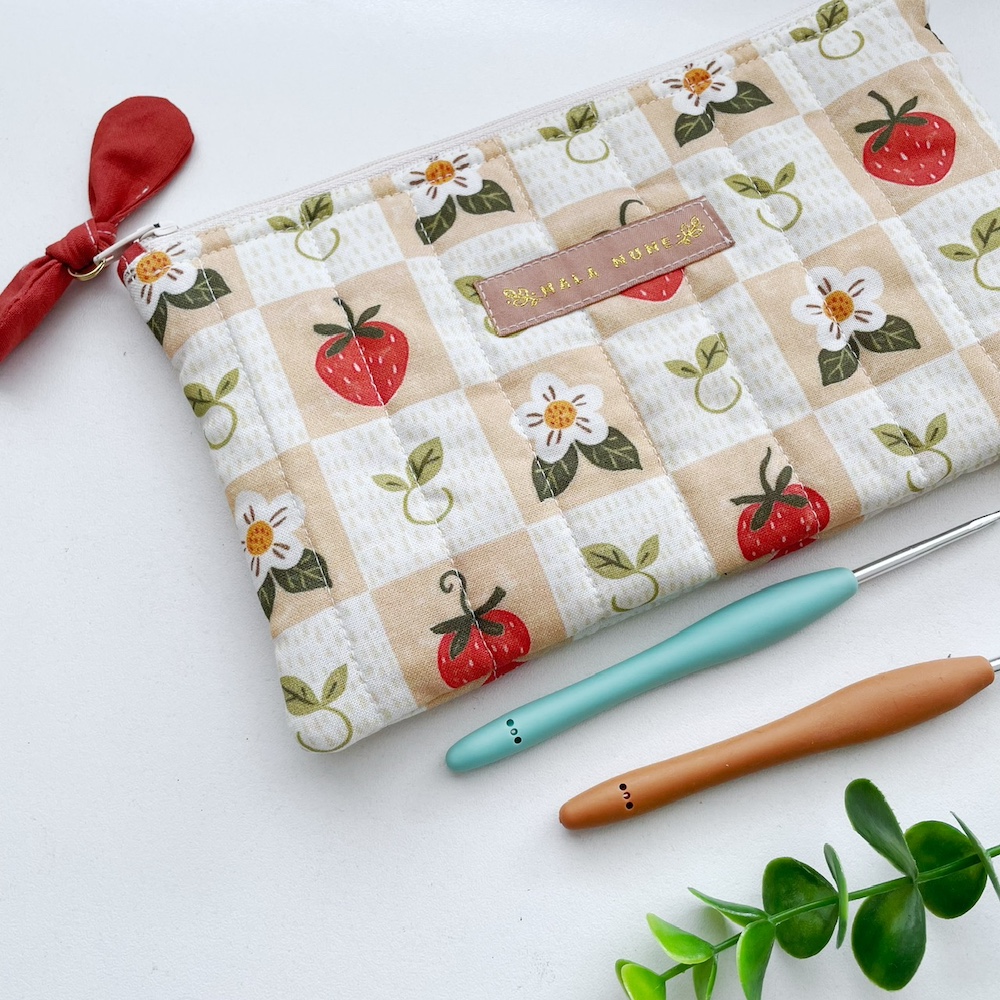 Haaknaaldenetui strawberry
